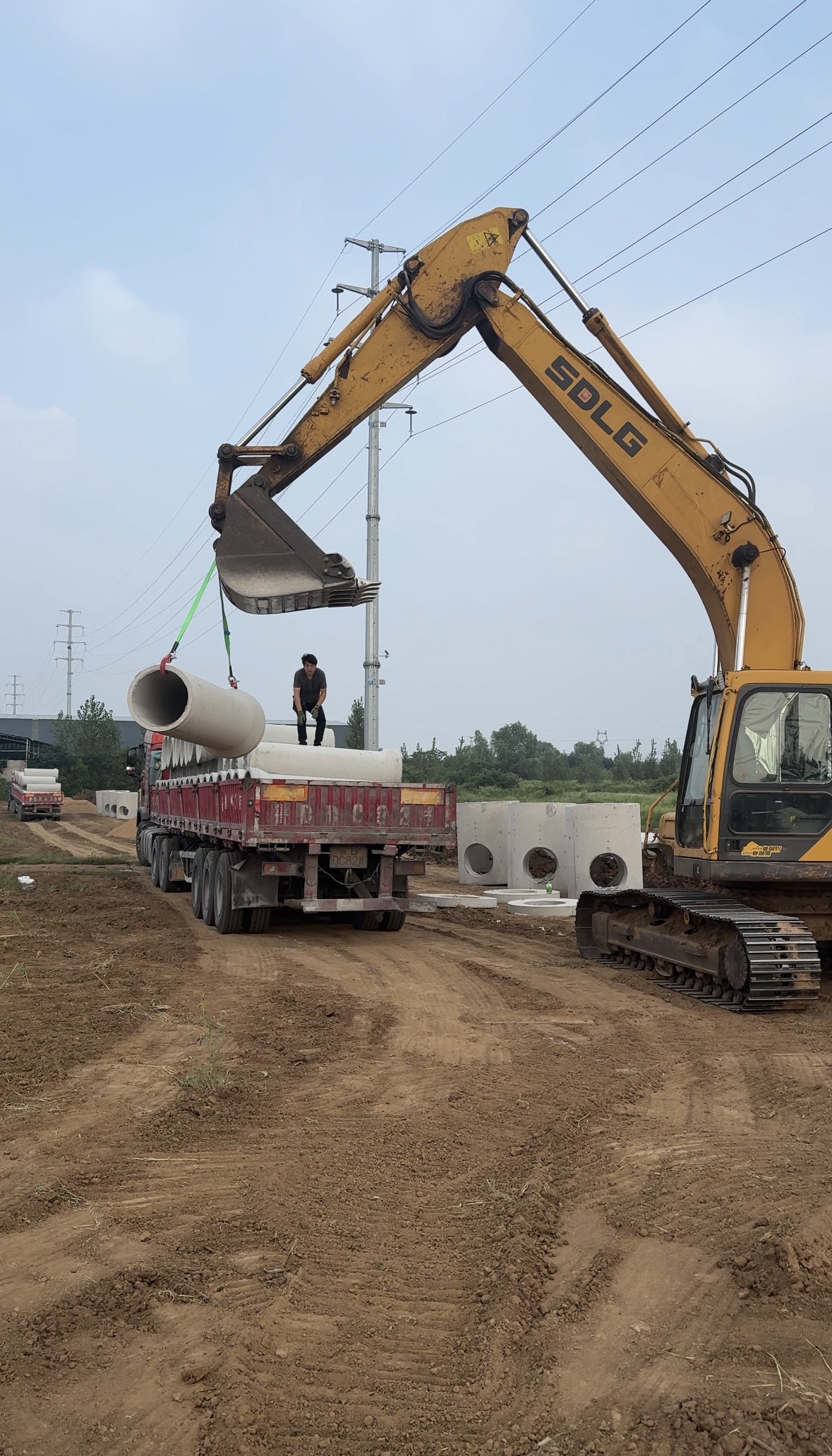山东枣庄厂区管网工地预制水泥构件施工现场