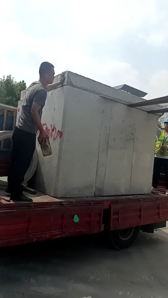预制构件到达施工现场后叉车卸货实拍